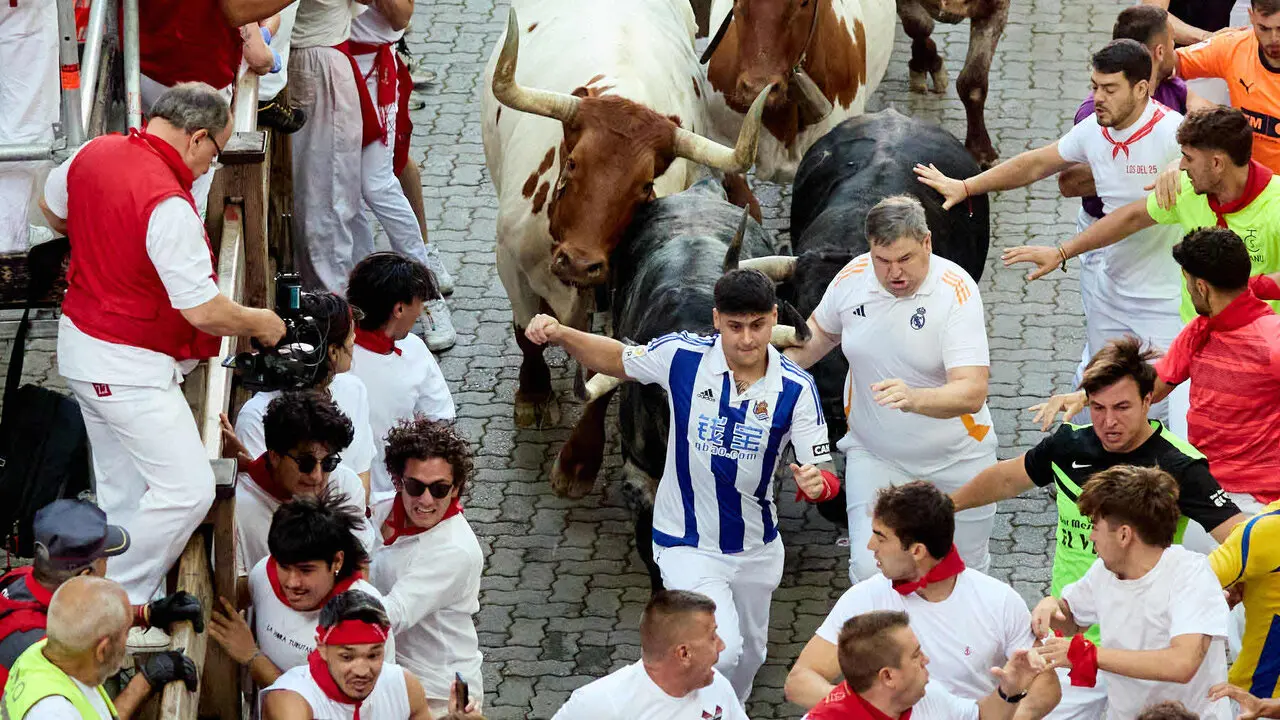 Segundo encierro de San Ferm&iacute;n 2026 con toros de Cebada Gago en el tramo de Telef&oacute;nica y entrada del callej&oacute;n de la plaza. I&Ntilde;IGO ALZUGARAY