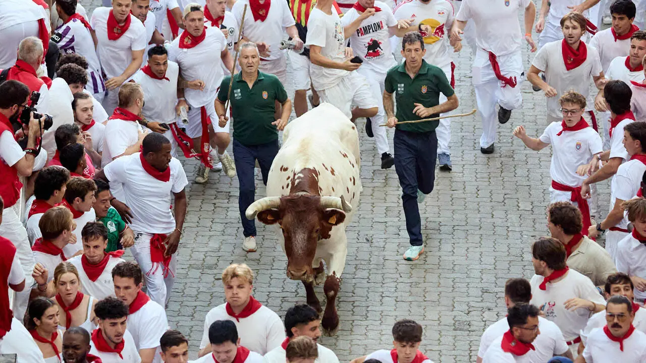 Segundo encierro de San Ferm&iacute;n 2026 con toros de Cebada Gago en el tramo de Telef&oacute;nica y entrada del callej&oacute;n de la plaza. I&Ntilde;IGO ALZUGARAY