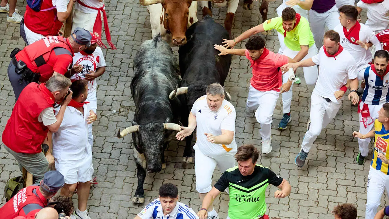 Segundo encierro de San Ferm&iacute;n 2026 con toros de Cebada Gago en el tramo de Telef&oacute;nica y entrada del callej&oacute;n de la plaza. I&Ntilde;IGO ALZUGARAY