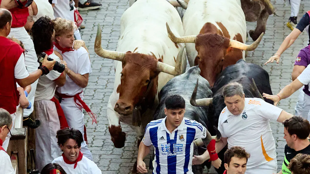 Segundo encierro de San Ferm&iacute;n 2026 con toros de Cebada Gago en el tramo de Telef&oacute;nica y entrada del callej&oacute;n de la plaza. I&Ntilde;IGO ALZUGARAY