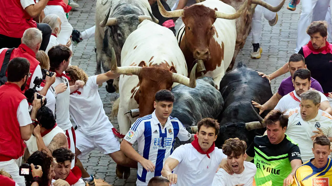 Segundo encierro de San Ferm&iacute;n 2026 con toros de Cebada Gago en el tramo de Telef&oacute;nica y entrada del callej&oacute;n de la plaza. I&Ntilde;IGO ALZUGARAY