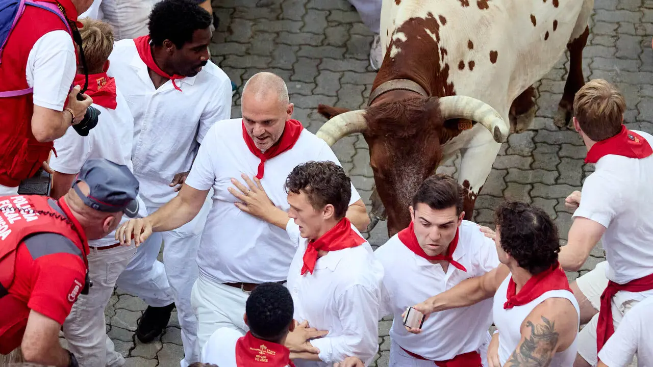 Segundo encierro de San Ferm&iacute;n 2026 con toros de Cebada Gago en el tramo de Telef&oacute;nica y entrada del callej&oacute;n de la plaza. I&Ntilde;IGO ALZUGARAY