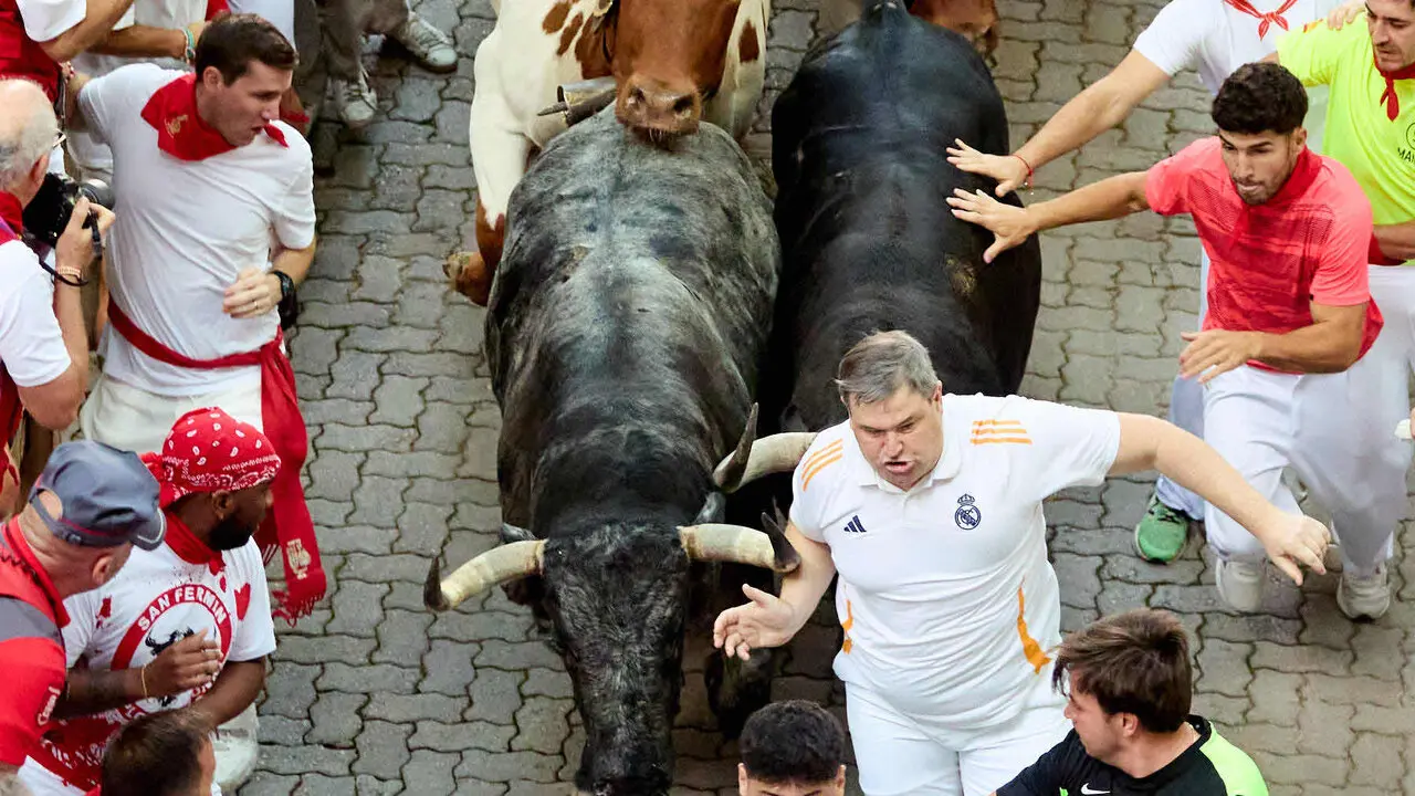Segundo encierro de San Ferm&iacute;n 2026 con toros de Cebada Gago en el tramo de Telef&oacute;nica y entrada del callej&oacute;n de la plaza. I&Ntilde;IGO ALZUGARAY