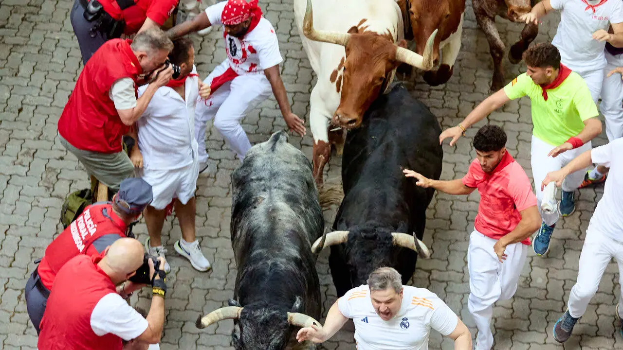 Segundo encierro de San Ferm&iacute;n 2026 con toros de Cebada Gago en el tramo de Telef&oacute;nica y entrada del callej&oacute;n de la plaza. I&Ntilde;IGO ALZUGARAY