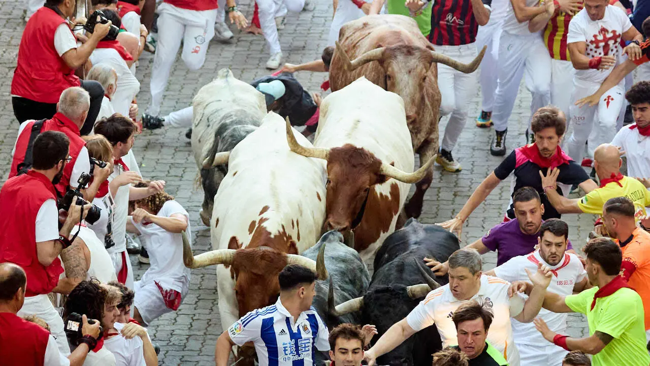 Segundo encierro de San Ferm&iacute;n 2026 con toros de Cebada Gago en el tramo de Telef&oacute;nica y entrada del callej&oacute;n de la plaza. I&Ntilde;IGO ALZUGARAY
