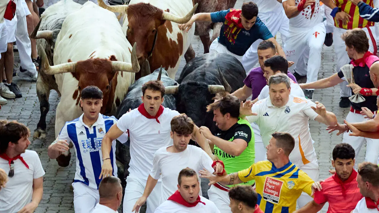 Segundo encierro de San Ferm&iacute;n 2026 con toros de Cebada Gago en el tramo de Telef&oacute;nica y entrada del callej&oacute;n de la plaza. I&Ntilde;IGO ALZUGARAY