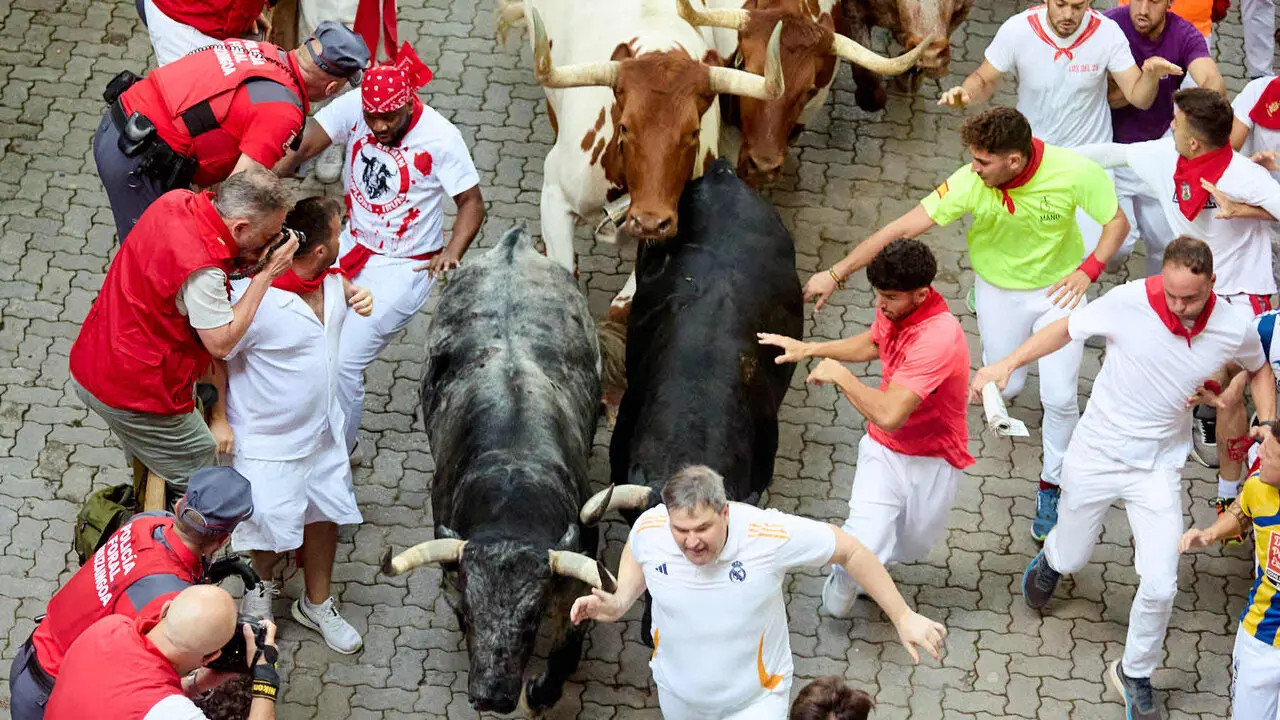 Segundo encierro de San Ferm&iacute;n 2026 con toros de Cebada Gago en el tramo de Telef&oacute;nica y entrada del callej&oacute;n de la plaza. I&Ntilde;IGO ALZUGARAY