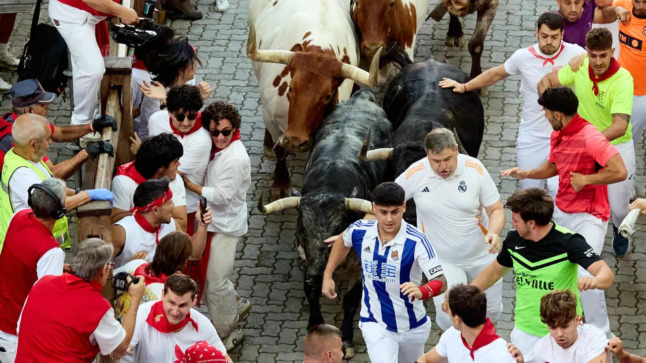 Segundo encierro de San Ferm&iacute;n 2026 con toros de Cebada Gago en el tramo de Telef&oacute;nica y entrada del callej&oacute;n de la plaza. I&Ntilde;IGO ALZUGARAY