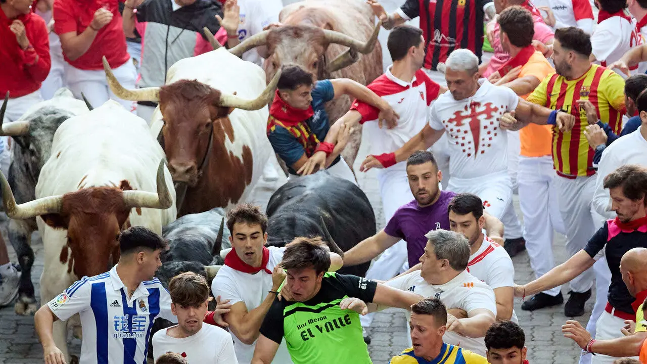 Segundo encierro de San Ferm&iacute;n 2026 con toros de Cebada Gago en el tramo de Telef&oacute;nica y entrada del callej&oacute;n de la plaza. I&Ntilde;IGO ALZUGARAY