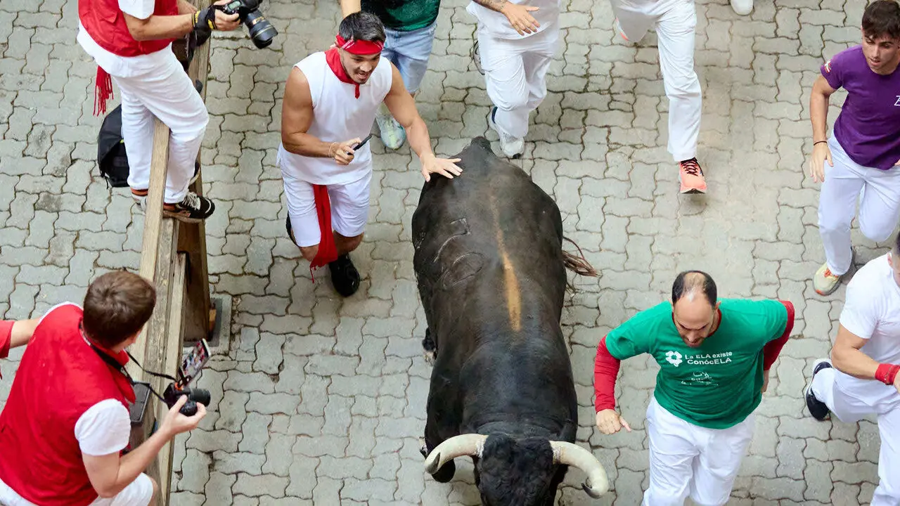 Segundo encierro de San Ferm&iacute;n 2026 con toros de Cebada Gago en el tramo de Telef&oacute;nica y entrada del callej&oacute;n de la plaza. I&Ntilde;IGO ALZUGARAY