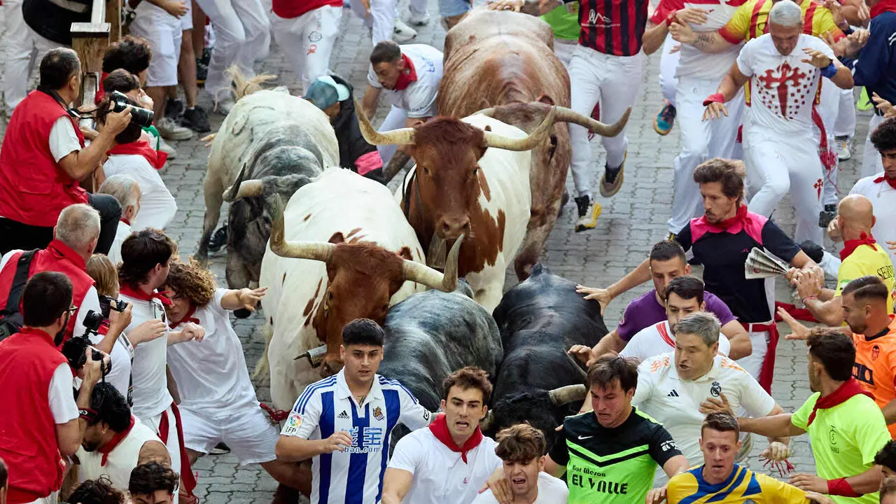 Segundo encierro de San Ferm&iacute;n 2026 con toros de Cebada Gago en el tramo de Telef&oacute;nica y entrada del callej&oacute;n de la plaza. I&Ntilde;IGO ALZUGARAY