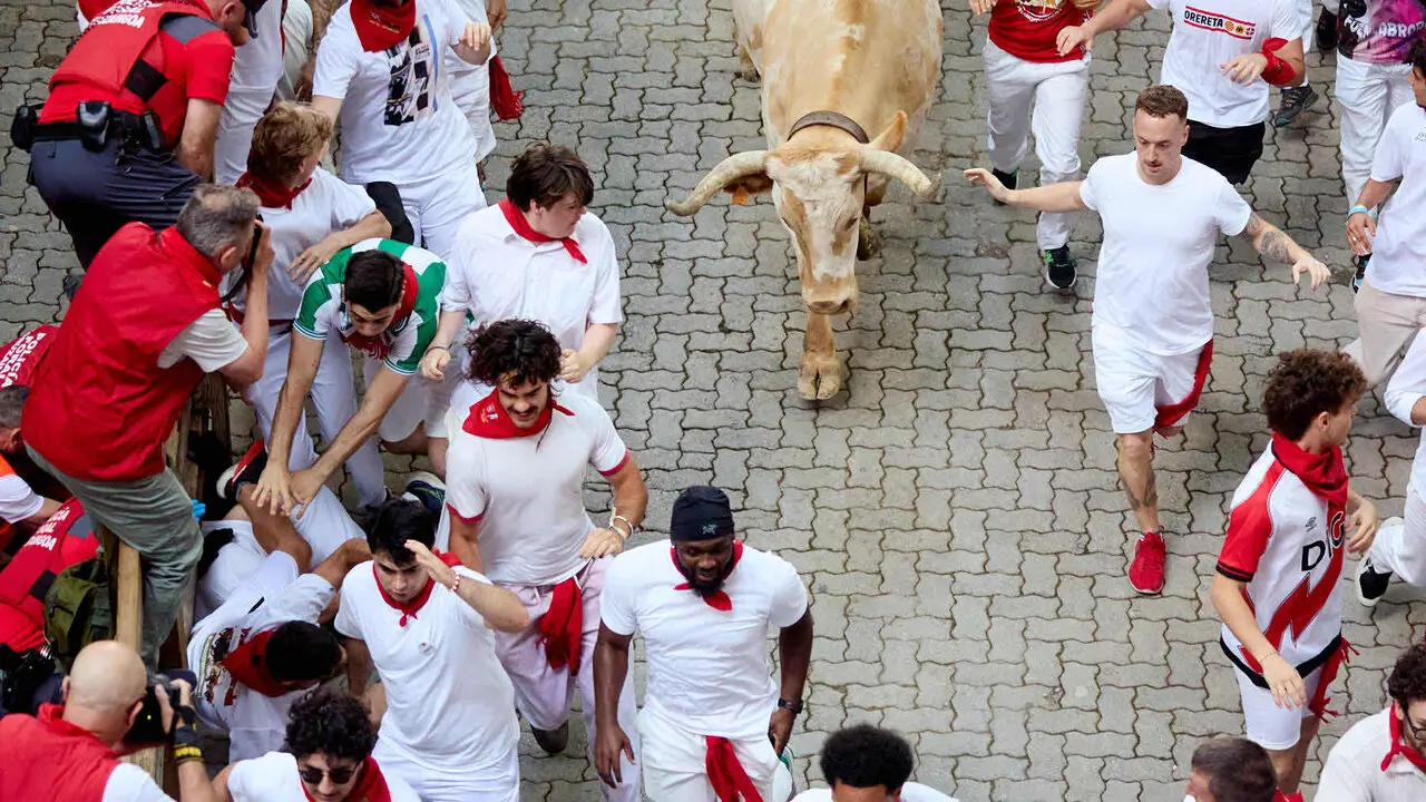 Segundo encierro de San Ferm&iacute;n 2026 con toros de Cebada Gago en el tramo de Telef&oacute;nica y entrada del callej&oacute;n de la plaza. I&Ntilde;IGO ALZUGARAY