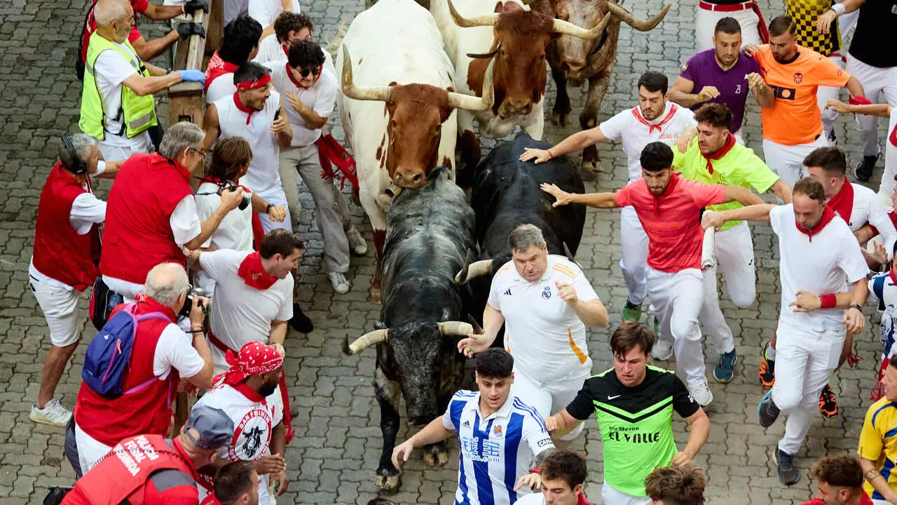 Segundo encierro de San Ferm&iacute;n 2026 con toros de Cebada Gago en el tramo de Telef&oacute;nica y entrada del callej&oacute;n de la plaza. I&Ntilde;IGO ALZUGARAY