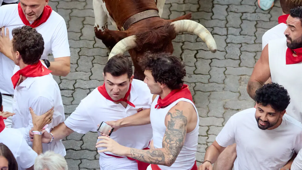 Segundo encierro de San Ferm&iacute;n 2026 con toros de Cebada Gago en el tramo de Telef&oacute;nica y entrada del callej&oacute;n de la plaza. I&Ntilde;IGO ALZUGARAY