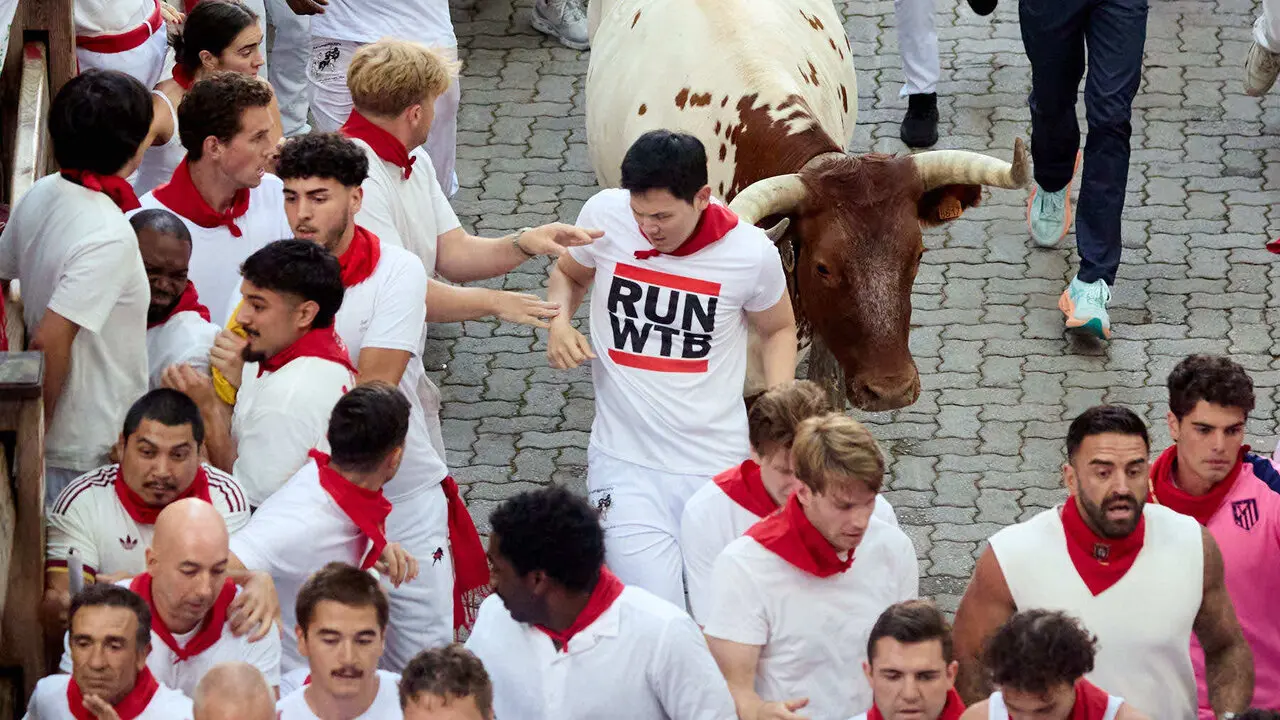 Segundo encierro de San Ferm&iacute;n 2026 con toros de Cebada Gago en el tramo de Telef&oacute;nica y entrada del callej&oacute;n de la plaza. I&Ntilde;IGO ALZUGARAY