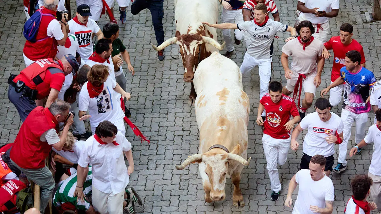Segundo encierro de San Ferm&iacute;n 2026 con toros de Cebada Gago en el tramo de Telef&oacute;nica y entrada del callej&oacute;n de la plaza. I&Ntilde;IGO ALZUGARAY