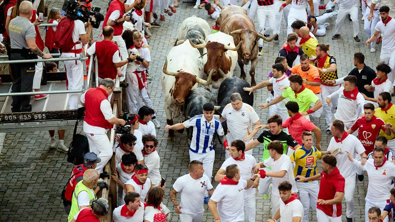 Segundo encierro de San Ferm&iacute;n 2026 con toros de Cebada Gago en el tramo de Telef&oacute;nica y entrada del callej&oacute;n de la plaza. I&Ntilde;IGO ALZUGARAY