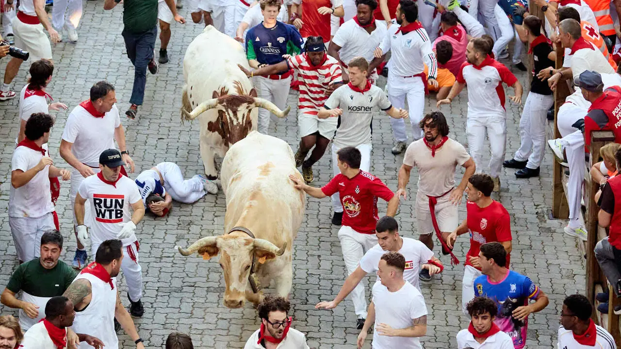 Segundo encierro de San Ferm&iacute;n 2026 con toros de Cebada Gago en el tramo de Telef&oacute;nica y entrada del callej&oacute;n de la plaza. I&Ntilde;IGO ALZUGARAY