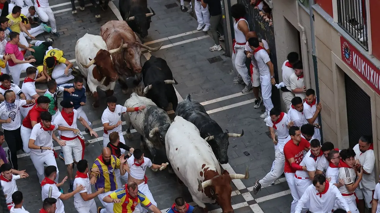 Segundo encierro de las fiestas de San Ferm&iacute;n 2026 con toros de la ganader&iacute;a gaditana de Cebada Gago. EFE