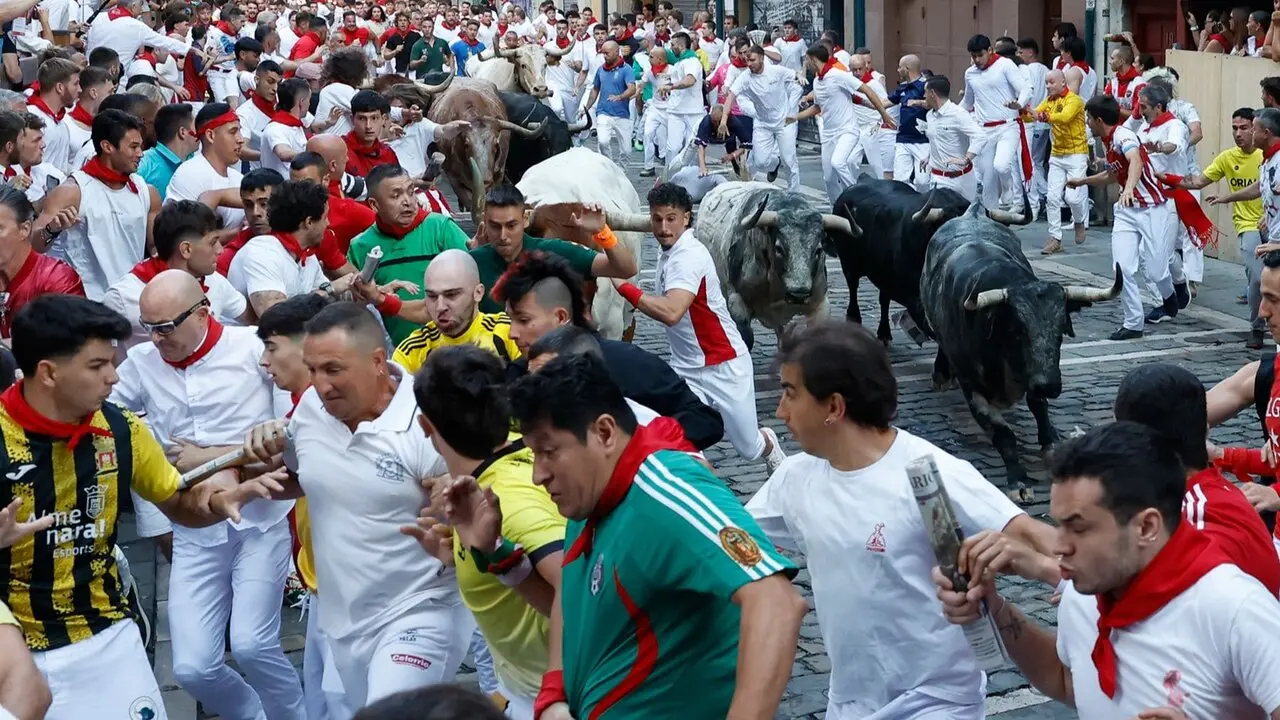 Segundo encierro de las fiestas de San Ferm&iacute;n 2026 con toros de la ganader&iacute;a gaditana de Cebada Gago. EFE