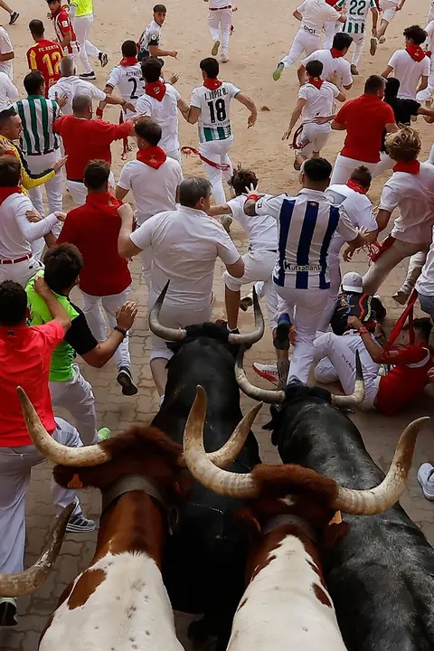 Segundo encierro de las fiestas de San Ferm&iacute;n 2026 con toros de la ganader&iacute;a gaditana de Cebada Gago. EFE