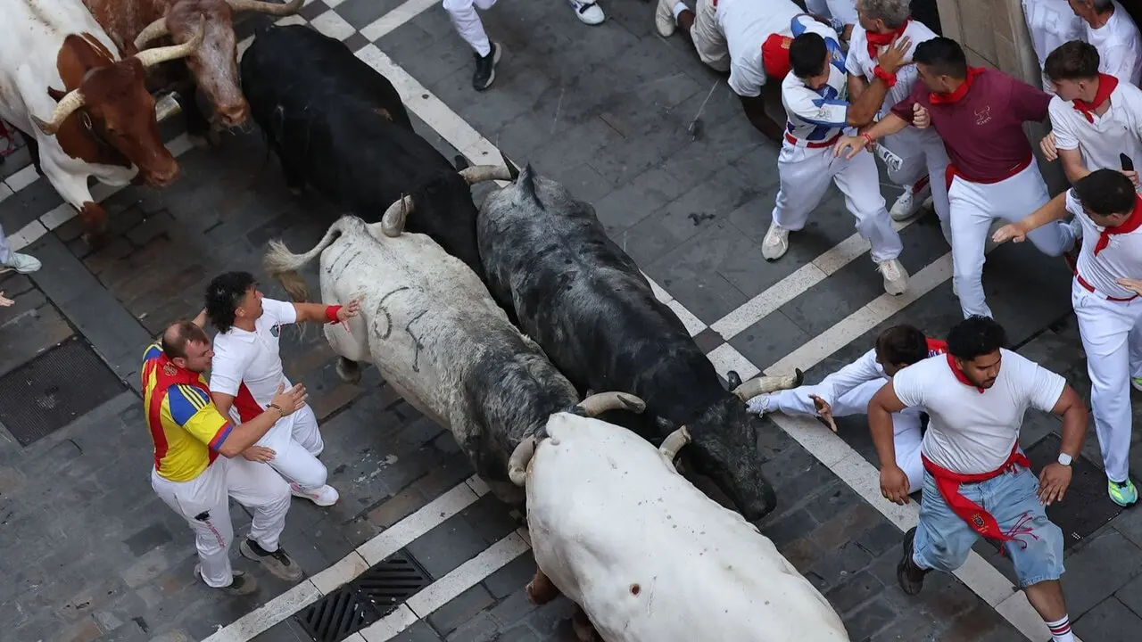 Segundo encierro de las fiestas de San Ferm&iacute;n 2026 con toros de la ganader&iacute;a gaditana de Cebada Gago. EFE