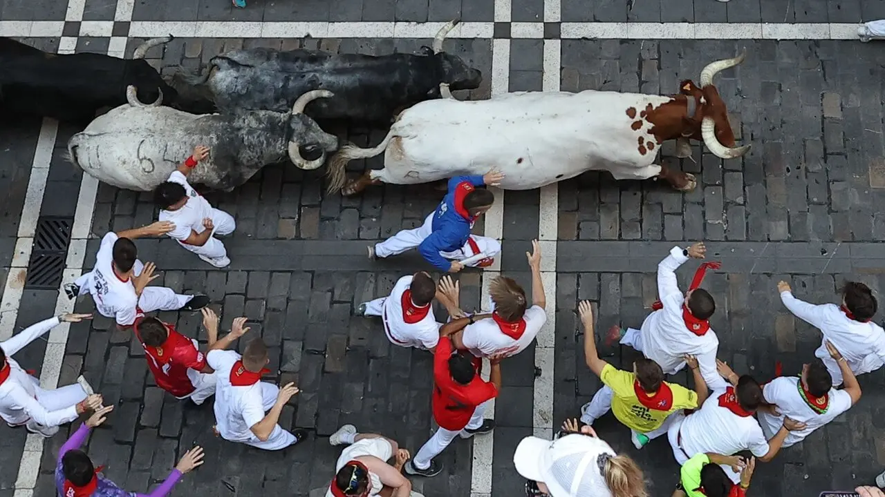 Segundo encierro de las fiestas de San Ferm&iacute;n 2026 con toros de la ganader&iacute;a gaditana de Cebada Gago. EFE
