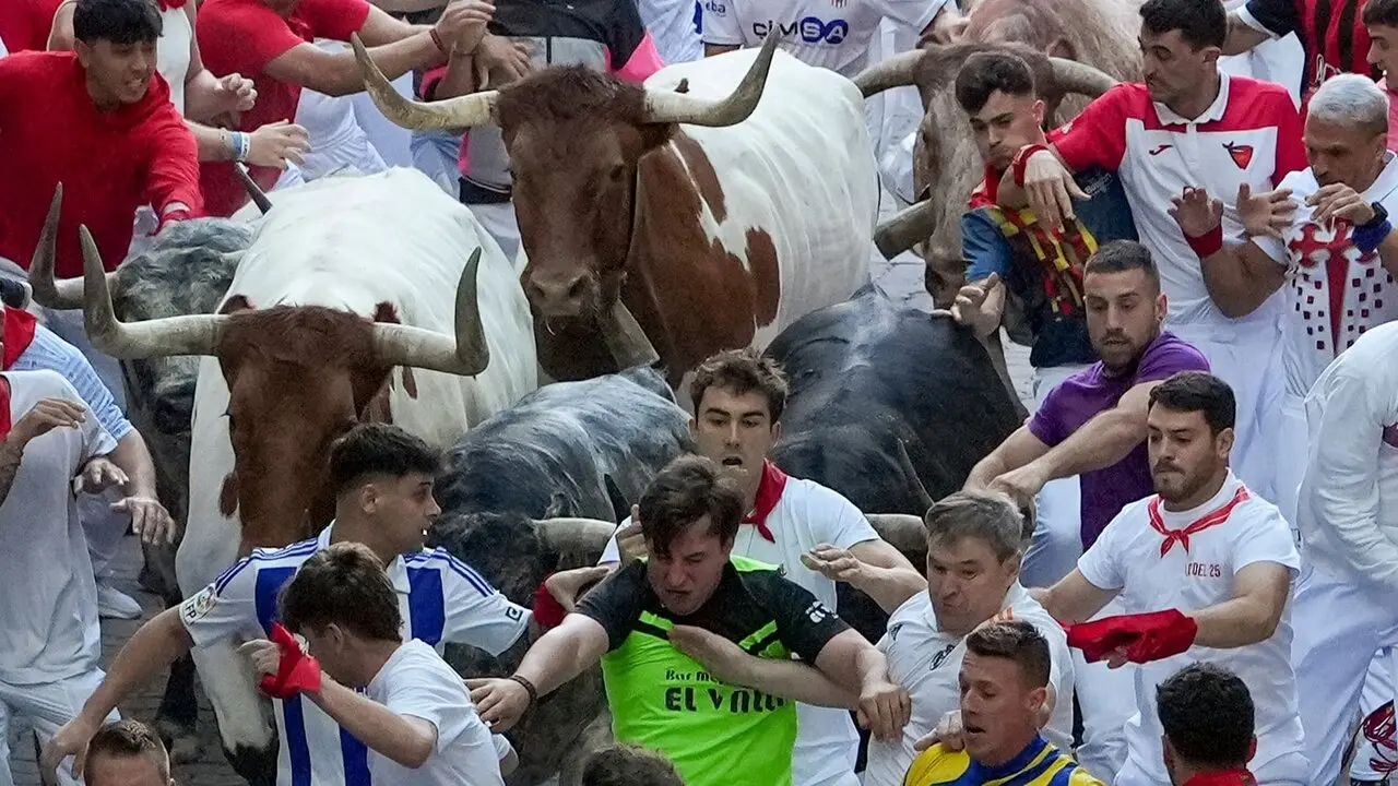 Segundo encierro de las fiestas de San Ferm&iacute;n 2026 con toros de la ganader&iacute;a gaditana de Cebada Gago. EFE