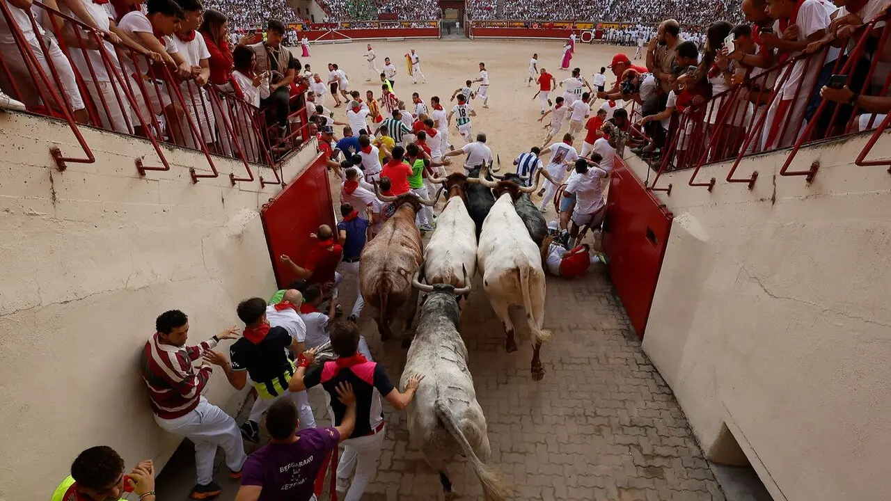 Segundo encierro de las fiestas de San Ferm&iacute;n 2026 con toros de la ganader&iacute;a gaditana de Cebada Gago. EFE
