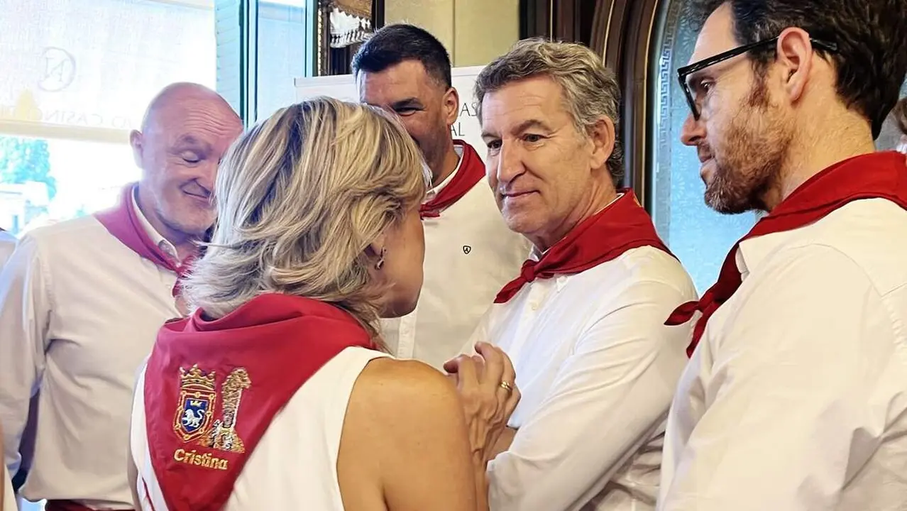 El presidente del PP, Alberto N&uacute;&ntilde;ez Feij&oacute;o, asiste al Baile de la Alpargata, acompa&ntilde;ado por el presidente del PPN, Javier Garc&iacute;a y donde ha conversado con la presidenta de UPN, Cristina Ibarrola, y el portavoz parlamentario, Javier Esparza. CEDIDA