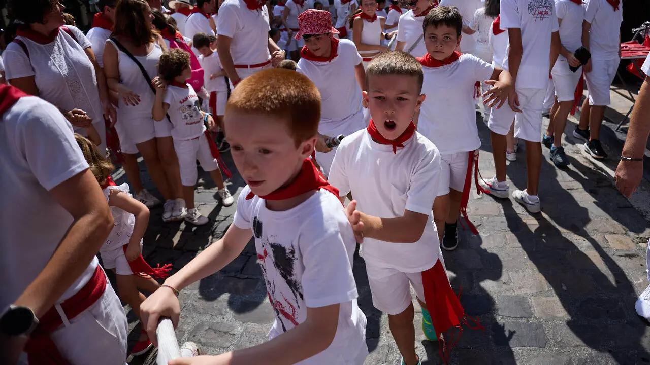 Encierro Txiki en la Cuesta de Santo Domingo de Pamplona durante las fiestas de San Ferm&iacute;n 2026. I&Ntilde;IGO ALZUGARAY