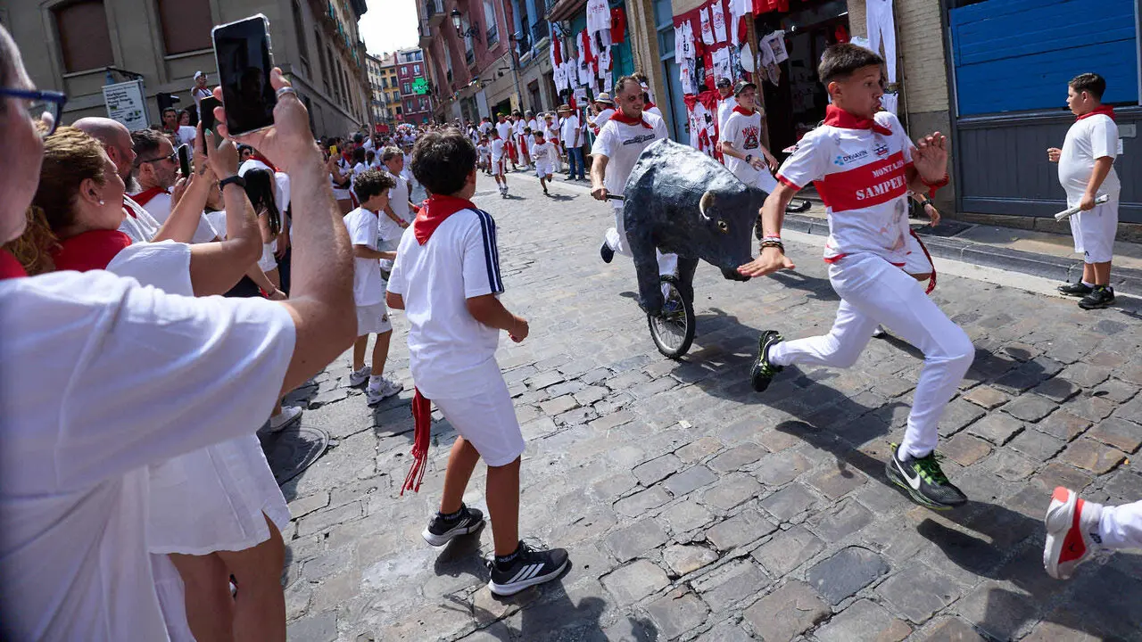 Encierro Txiki en la Cuesta de Santo Domingo de Pamplona durante las fiestas de San Ferm&iacute;n 2026. I&Ntilde;IGO ALZUGARAY
