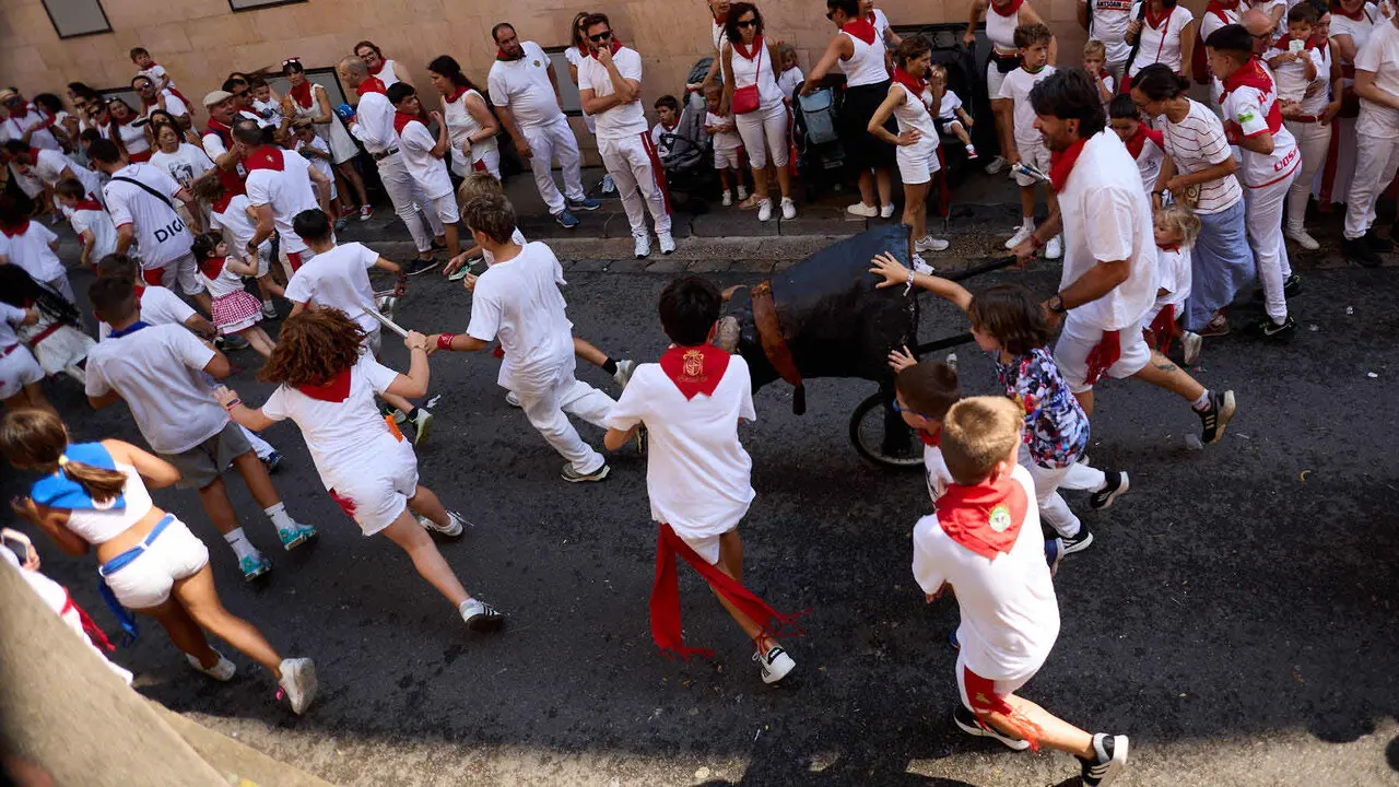 Encierro Txiki en la Cuesta de Santo Domingo de Pamplona durante las fiestas de San Ferm&iacute;n 2026. I&Ntilde;IGO ALZUGARAY