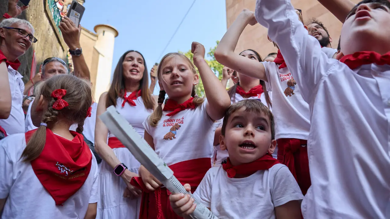 Encierro Txiki en la Cuesta de Santo Domingo de Pamplona durante las fiestas de San Ferm&iacute;n 2026. I&Ntilde;IGO ALZUGARAY