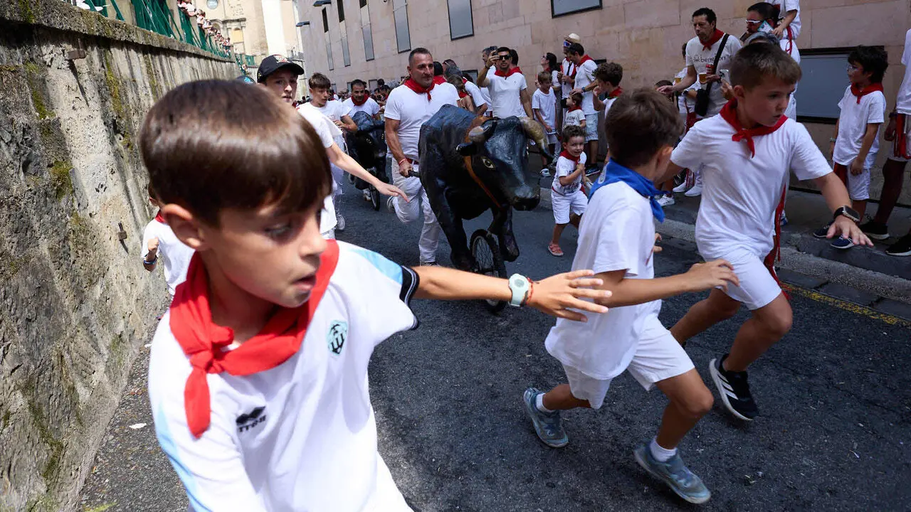 Encierro Txiki en la Cuesta de Santo Domingo de Pamplona durante las fiestas de San Ferm&iacute;n 2026. I&Ntilde;IGO ALZUGARAY