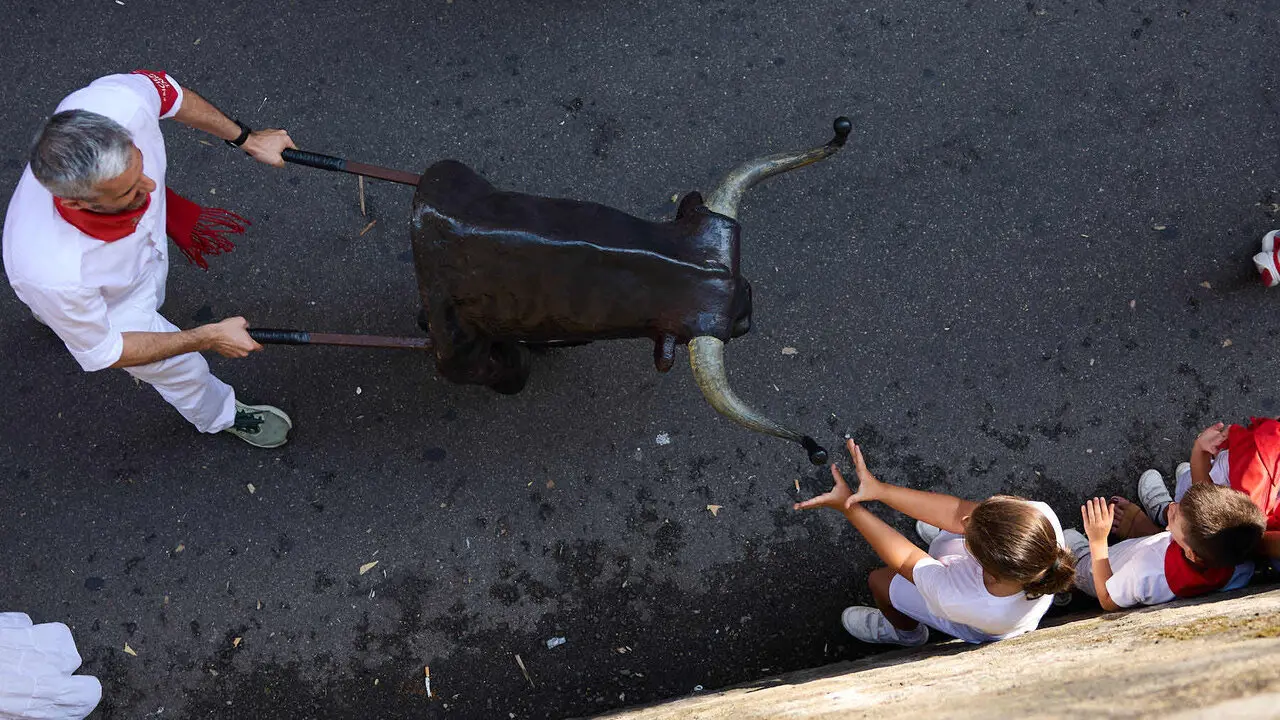 Encierro Txiki en la Cuesta de Santo Domingo de Pamplona durante las fiestas de San Ferm&iacute;n 2026. I&Ntilde;IGO ALZUGARAY
