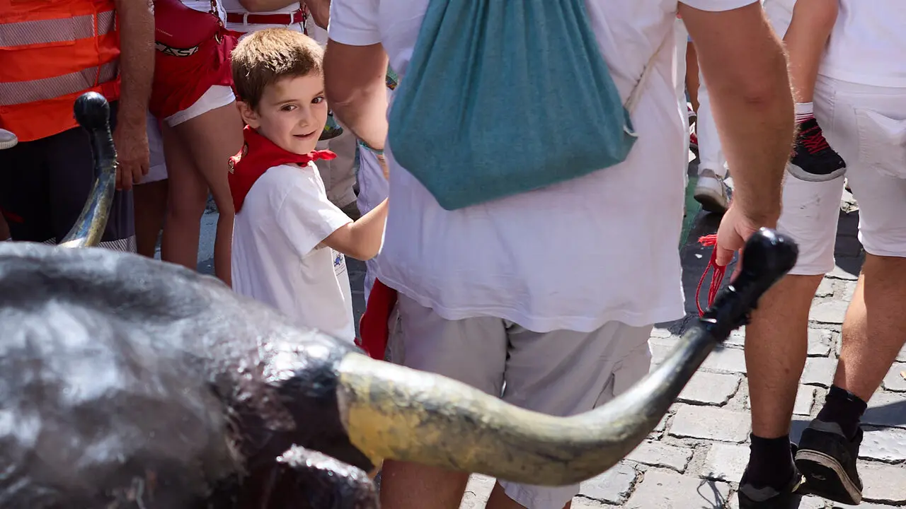 Encierro Txiki en la Cuesta de Santo Domingo de Pamplona durante las fiestas de San Ferm&iacute;n 2026. I&Ntilde;IGO ALZUGARAY
