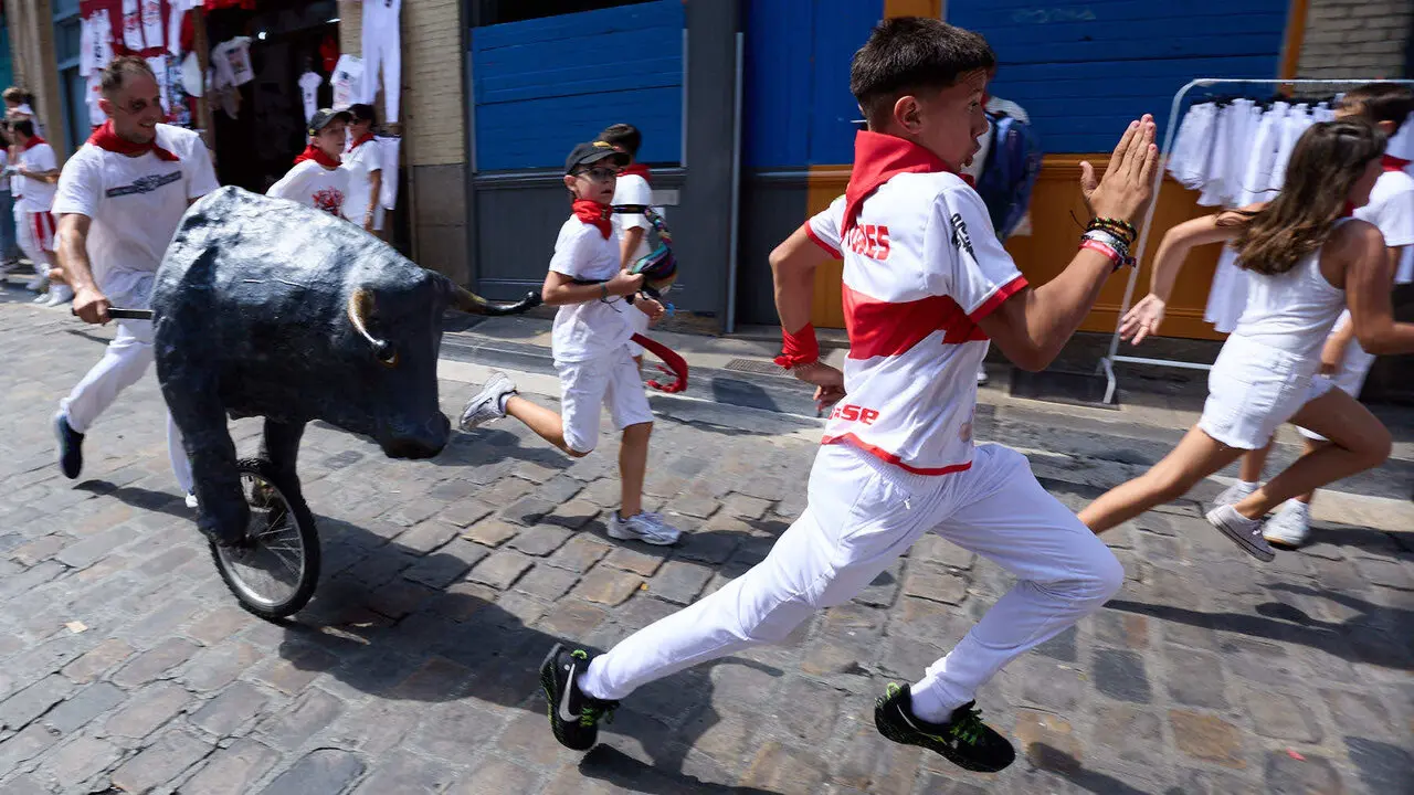 Encierro Txiki en la Cuesta de Santo Domingo de Pamplona durante las fiestas de San Ferm&iacute;n 2026. I&Ntilde;IGO ALZUGARAY