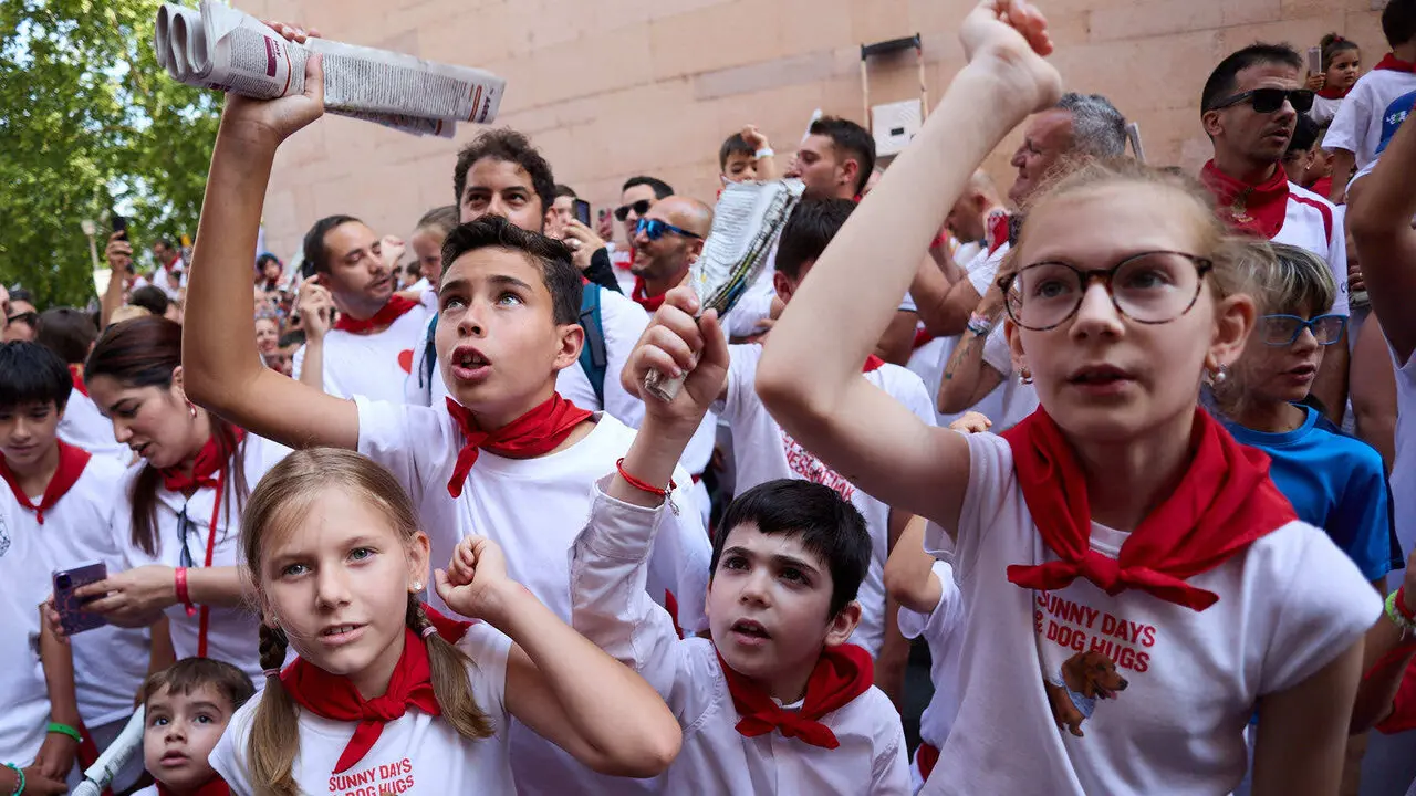 Encierro Txiki en la Cuesta de Santo Domingo de Pamplona durante las fiestas de San Ferm&iacute;n 2026. I&Ntilde;IGO ALZUGARAY