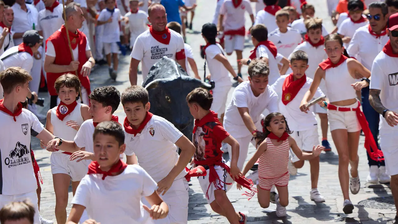 Encierro Txiki en la Cuesta de Santo Domingo de Pamplona durante las fiestas de San Ferm&iacute;n 2026. I&Ntilde;IGO ALZUGARAY