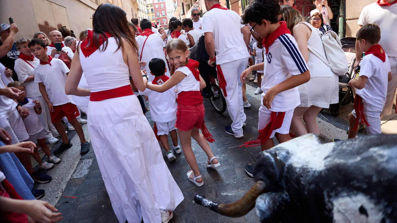 Encierro Txiki en la Cuesta de Santo Domingo de Pamplona durante las fiestas de San Ferm&iacute;n 2026. I&Ntilde;IGO ALZUGARAY
