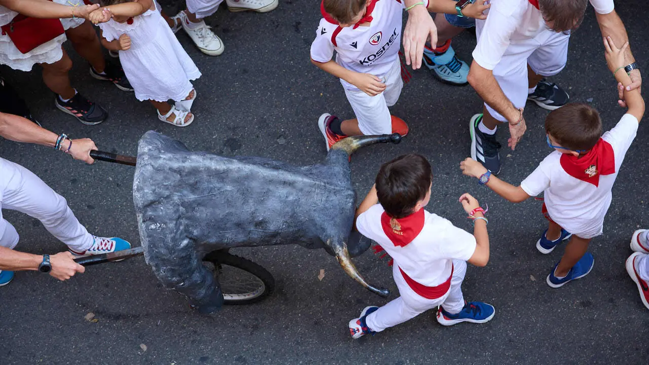 Encierro Txiki en la Cuesta de Santo Domingo de Pamplona durante las fiestas de San Ferm&iacute;n 2026. I&Ntilde;IGO ALZUGARAY