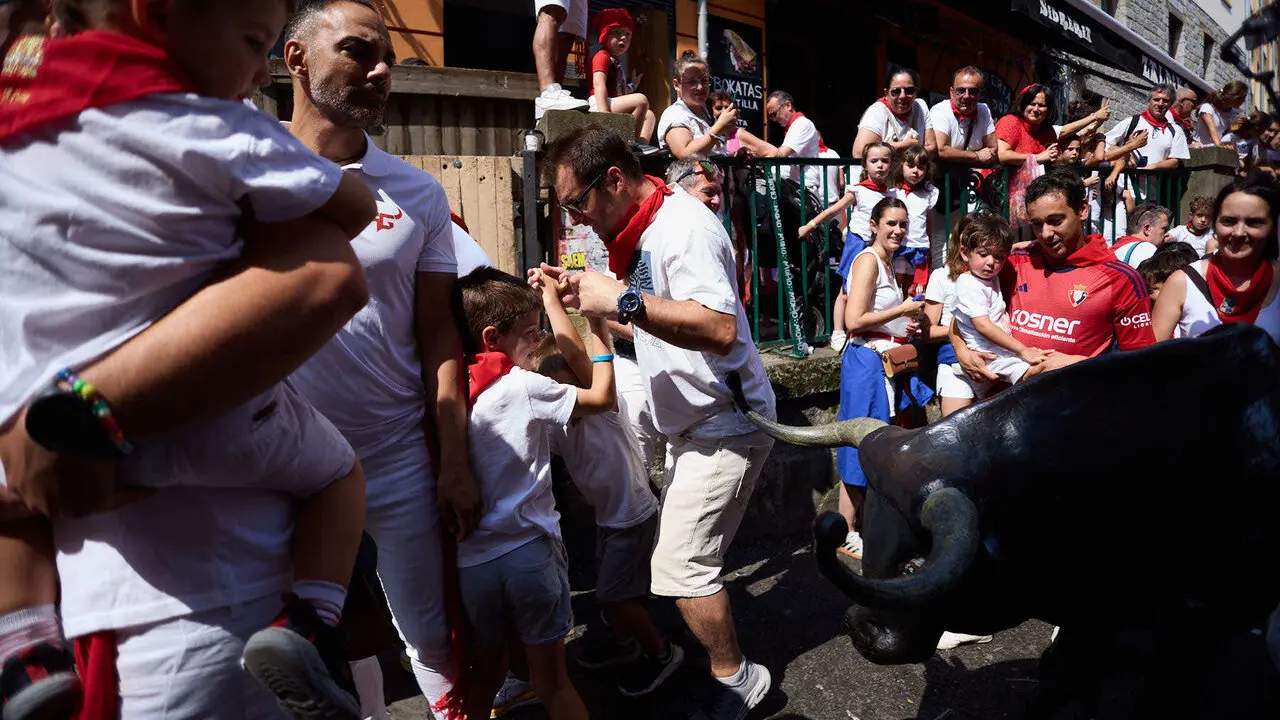 Encierro Txiki en la Cuesta de Santo Domingo de Pamplona durante las fiestas de San Ferm&iacute;n 2026. I&Ntilde;IGO ALZUGARAY
