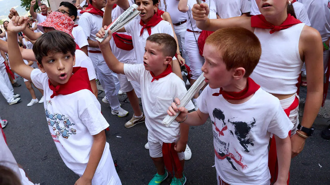 Encierro Txiki en la Cuesta de Santo Domingo de Pamplona durante las fiestas de San Ferm&iacute;n 2026. I&Ntilde;IGO ALZUGARAY