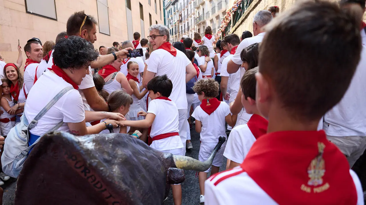 Encierro Txiki en la Cuesta de Santo Domingo de Pamplona durante las fiestas de San Ferm&iacute;n 2026. I&Ntilde;IGO ALZUGARAY