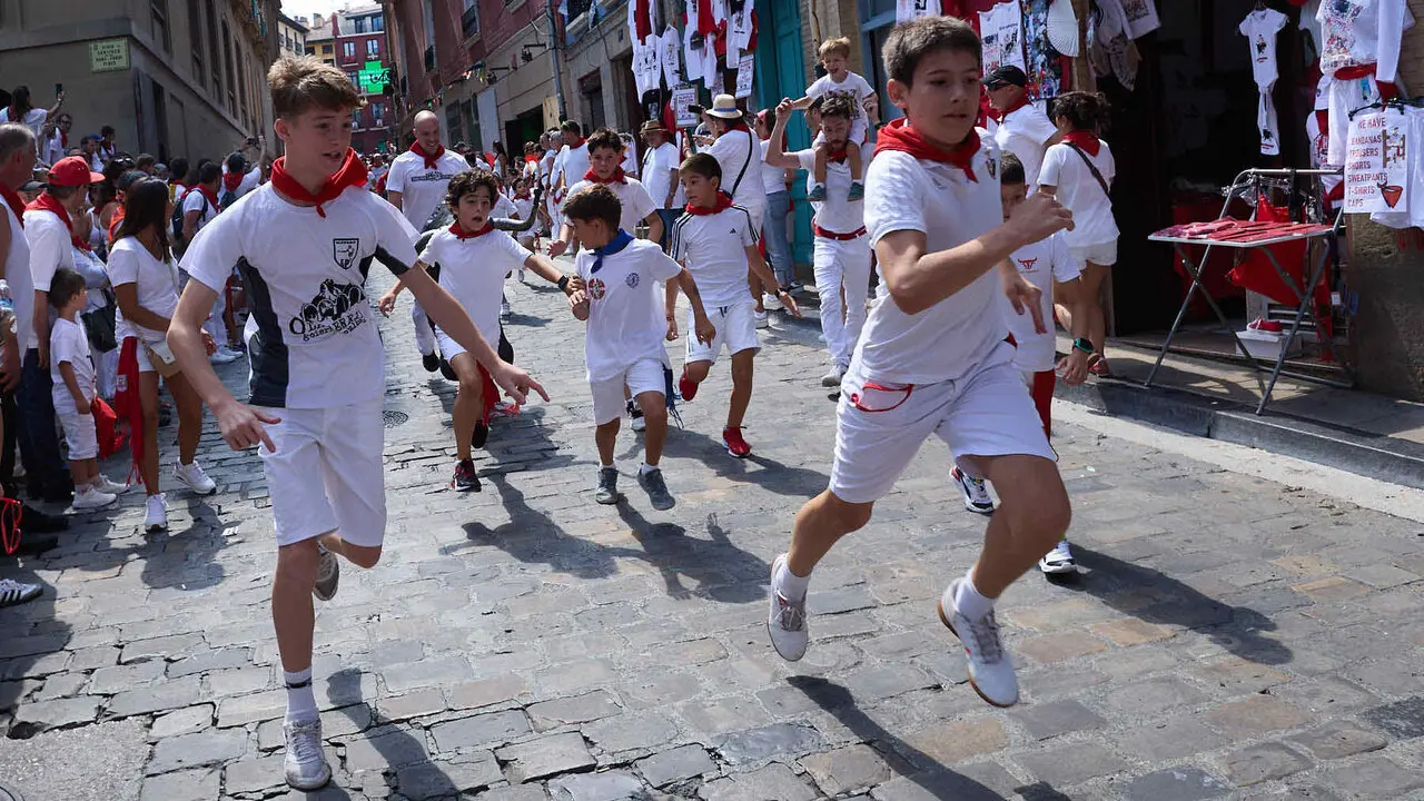 Encierro Txiki en la Cuesta de Santo Domingo de Pamplona durante las fiestas de San Ferm&iacute;n 2026. I&Ntilde;IGO ALZUGARAY