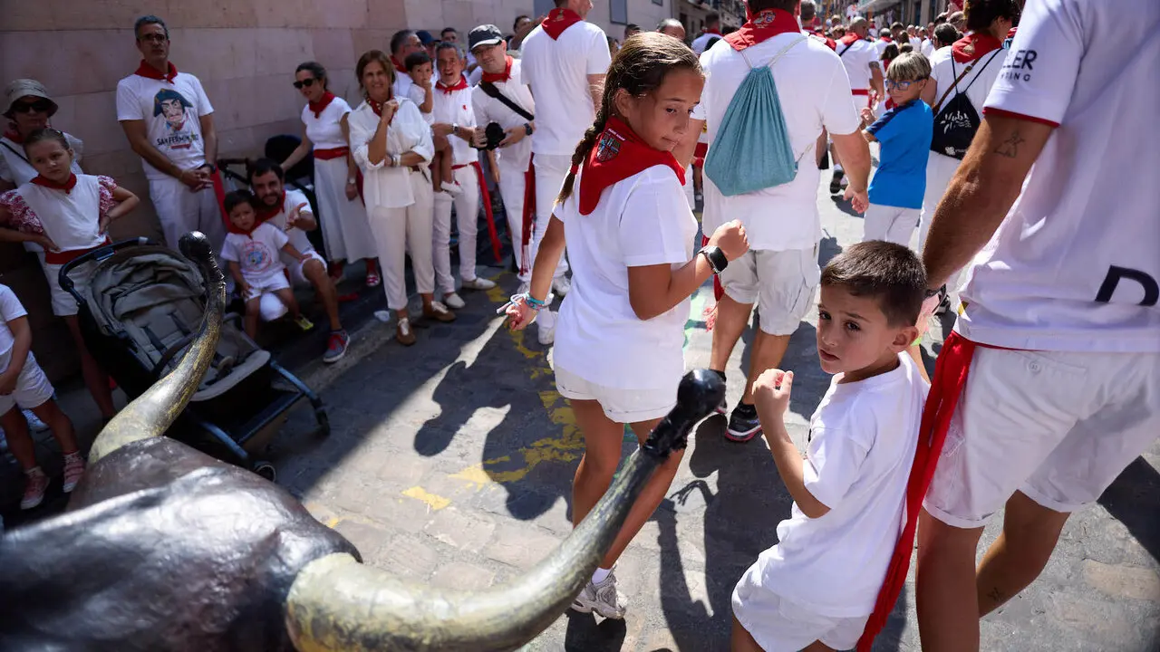 Encierro Txiki en la Cuesta de Santo Domingo de Pamplona durante las fiestas de San Ferm&iacute;n 2026. I&Ntilde;IGO ALZUGARAY