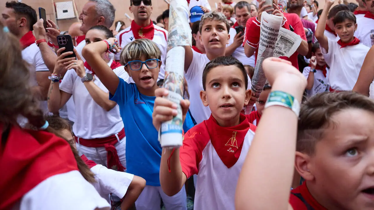 Encierro Txiki en la Cuesta de Santo Domingo de Pamplona durante las fiestas de San Ferm&iacute;n 2026. I&Ntilde;IGO ALZUGARAY