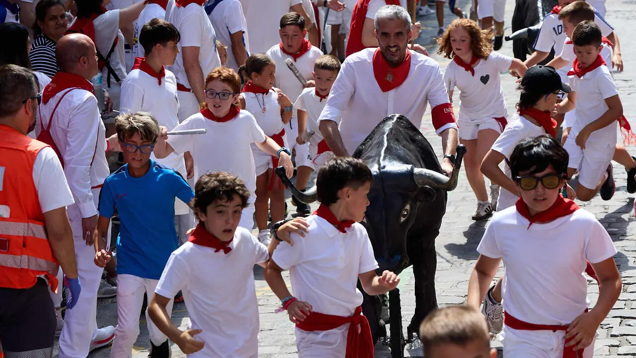 Encierro Txiki en la Cuesta de Santo Domingo de Pamplona durante las fiestas de San Ferm&iacute;n 2026. I&Ntilde;IGO ALZUGARAY