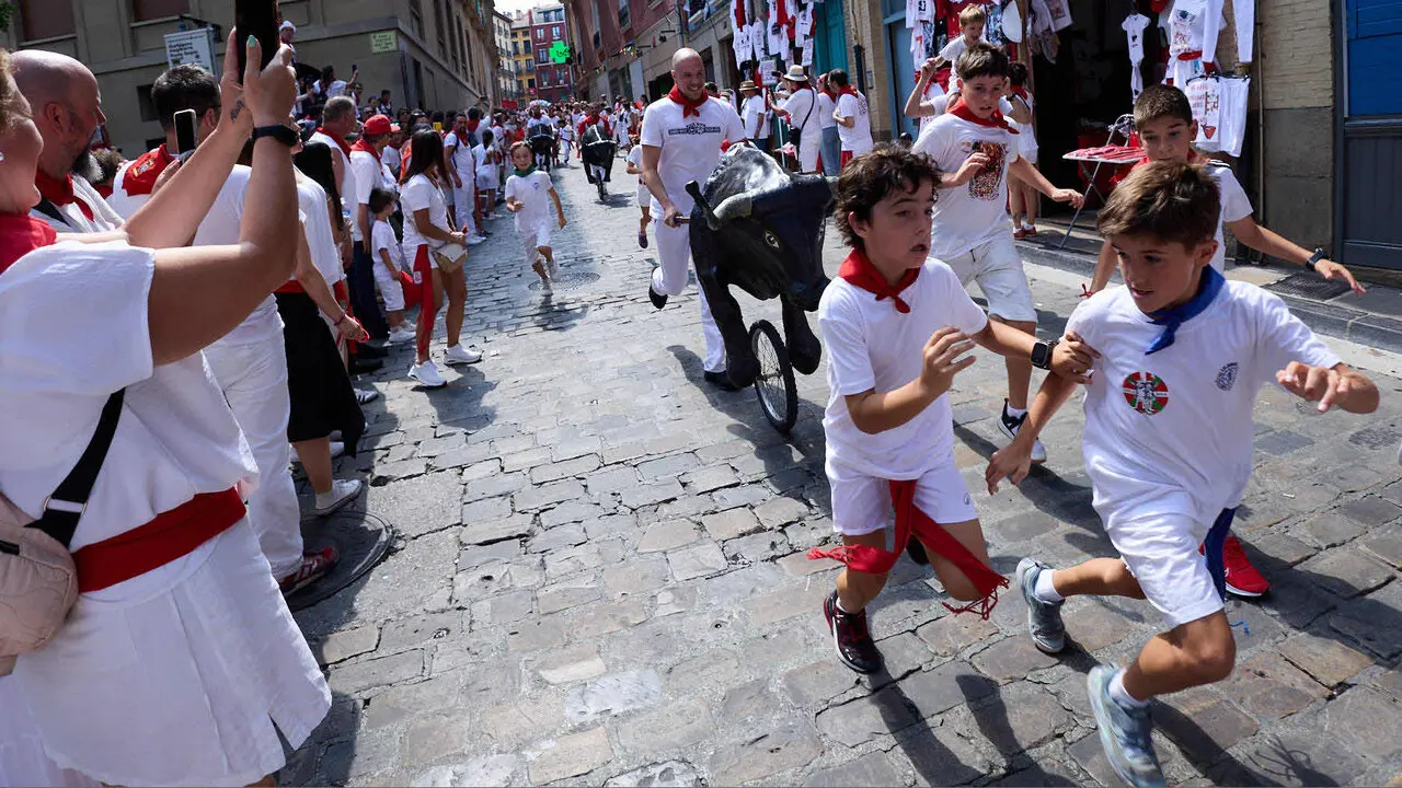 Encierro Txiki en la Cuesta de Santo Domingo de Pamplona durante las fiestas de San Ferm&iacute;n 2026. I&Ntilde;IGO ALZUGARAY